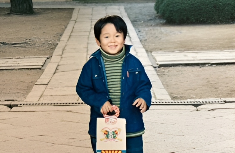 長野県で教師の両親のもと育つ。